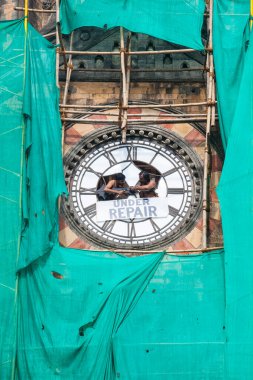 Hindistan, Maharashtra, Mumbai, 31 Ağustos 2009: Chhatrapati Shivaji Maharaj Terminus 'ta eski Victoria Terminus olarak bilinen saatin işleyişini onarmaya çalışan saat tamircileri. 