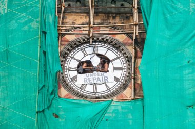 Hindistan, Maharashtra, Mumbai, 31 Ağustos 2009: Chhatrapati Shivaji Maharaj Terminus 'ta eski Victoria Terminus olarak bilinen saatin işleyişini onarmaya çalışan saat tamircileri. 