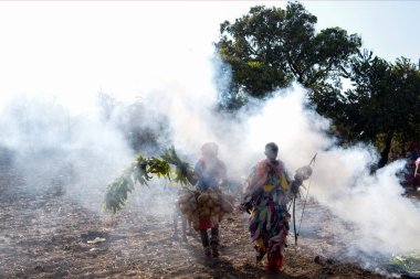Hindistan, Maharashtra, Nandurbar - 17 Mart 2022: Kabileler Kathi köyü yakınlarındaki Holi kutlamaları kapsamında dini ayinler düzenledi. 