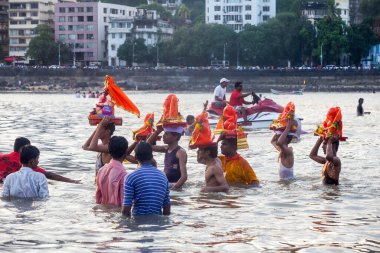 Hindistan, Maharashtra, Mumbai, Eylül 09, 2010: Dindarlar, Girgaum Chowpatty, Arap Denizi 'nde daldırılmak üzere Ganesh' in putlarını taşıyorlar..