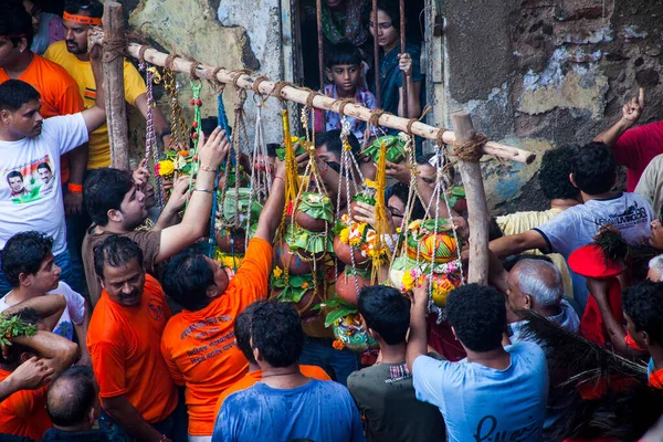 Panvel, Maharashtra, Hindistan / 29 Ağustos 2013: Janmashtami festivali münasebetiyle Dahi Handi kutlamalarına katılanlar.