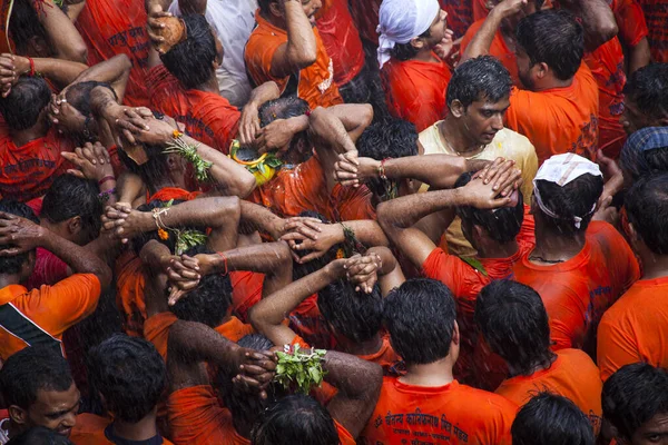 Panvel, Maharashtra, Hindistan / 29 Ağustos 2013: Janmashtami festivali münasebetiyle Dahi Handi kutlamalarına katılanlar.