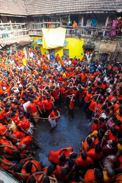 Panvel, Maharashtra, Hindistan / 29 Ağustos 2013: Takipçiler Janmashtami festivali münasebetiyle Dahi Handi kutlamalarının bir parçası olarak kırbaçlanıyorlar.