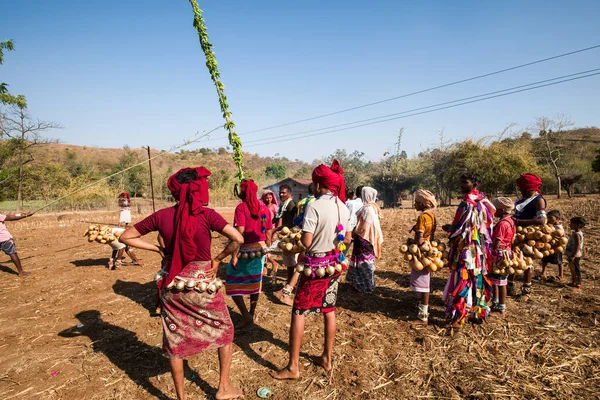 Hindistan, Maharashtra, Nandurbar - 17 Mart 2022: Kabileler Kathi köyü yakınlarındaki Holi kutlamaları kapsamında dini ayinler düzenledi.