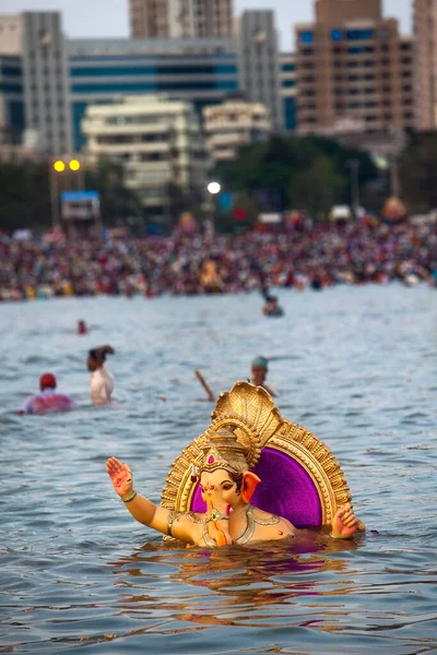 Hindistan, Maharashtra, Mumbai, 09 Eylül 2010: Ganesh 'in Girgaum Chowpatty' de Arap Denizi 'ne batırılan büyük bir putu.