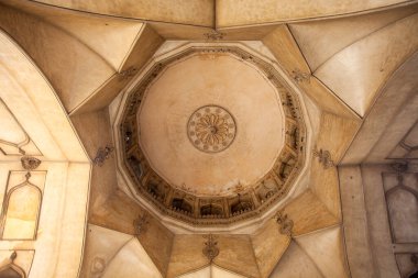 Hyderabad, Hindistan / 24 Aralık 2011: Hyderabad 'da Charminar İçişleri. 
