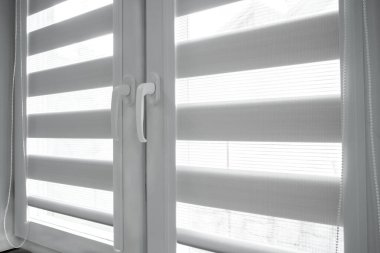 Ev dekorasyonu - Günümüz ve gece panjurları olan beyaz pencere