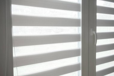 Ev iç tasarımı - modern gün ve gece ile yeni beyaz pencere kopyalama alanı ile kör