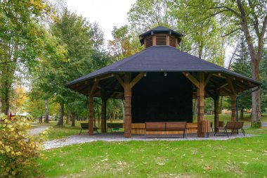 Wysowa - Zdroj, Polonya - 15 Ekim 2023 Wysowa-Zdroj Sağlık Merkezi 'ndeki Spa Park' taki ahşap tuz mezuniyet kulesi