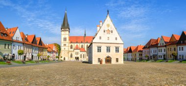 Bardejov, Slovakya - 16 Ekim 2022: Bardejov ve ünlü UNESCO tarihi ortaçağ meydanı güneşli bir sonbahar gününde