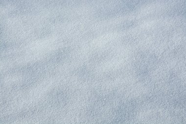 Yoğun güneş ışığında donmuş beyaz kar yüzeyinin tam çerçeve arkaplanı