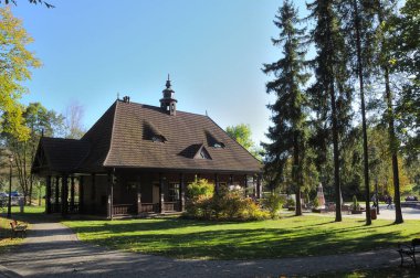 Wysowa-Zdroj, Polonya - 01 Ekim 2024: Kamu Parkı ve güneşli bir sonbahar gününde Wysowa-Zdroj Spa 'daki Mineral Su Pompa Odası.