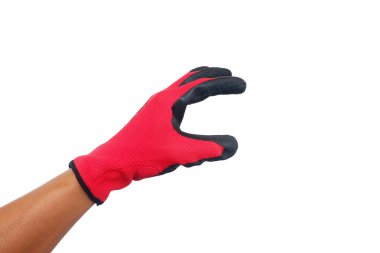 Çimleri biçmek için eldivenli bir adamın elleri.