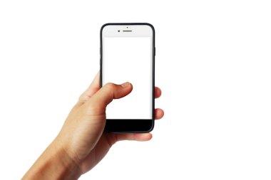 Beyaz arka planda gösterilen akıllı telefonu tutan bir adam..