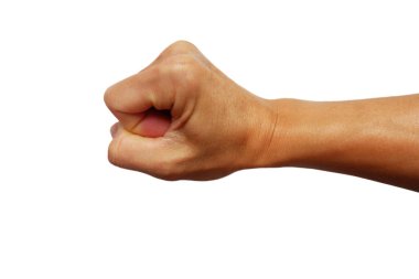 Adamın eli yumruğunu sıkıyor, beyaz bir arka plana yumruk atıyor..