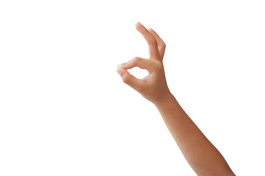 Asyalı çocuğun elleri beyaz arka planda hareketler gösteriyor..