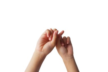 Beyaz bir arka planda birbirine kenetlenmiş iki çocuğun elleri görülüyor..