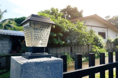 Çit direğinin tepesine güneş pili yerleştirilmiş..