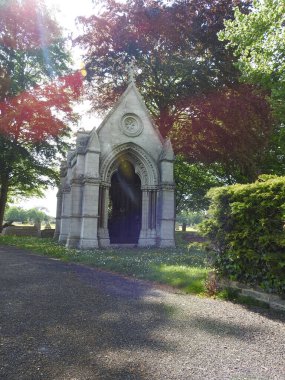 Mezarlık manzaralı bir sokak ve bir sanat binası.