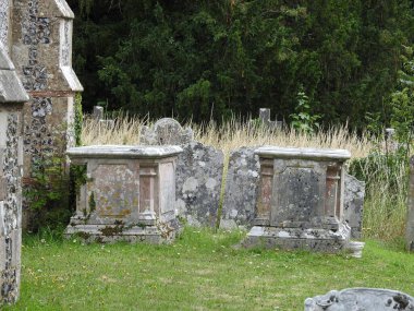 Taş mezarlıklar ve kilisenin yanında küçük bir mezarlık.