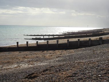 Akşamları dalgalı suları olan kayalık sahil manzarası
