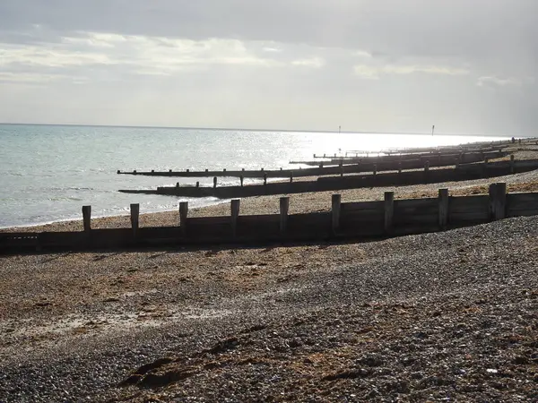 Akşamları dalgalı suları olan kayalık sahil manzarası