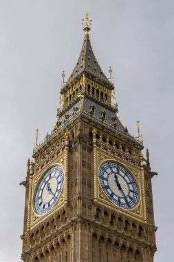 Elizabeth Kulesi ve Büyük Ben, Thames nehrinin kıyısında, Londra, Westminster 'da.
