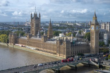 Westminster Sarayı, Elizabeth Kulesi ve Büyük Ben ile birlikte, Thames nehrinin kıyısında, Londra, Westminster 'da Parlamento Binası olarak da bilinir.
