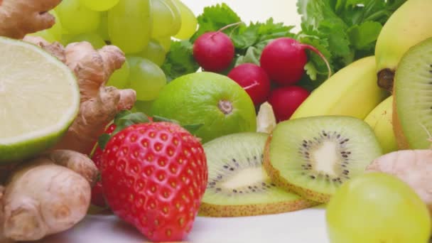 남비에서 야채들을 가까이 수있다 건강에 맛좋은 집에서 — 비디오