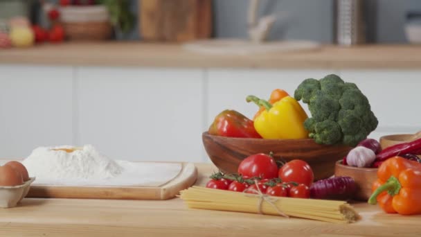 Nahaufnahme Von Farbenfrohem Dampfenden Gemüse Das Einer Pfanne Gebraten Wird — Stockvideo