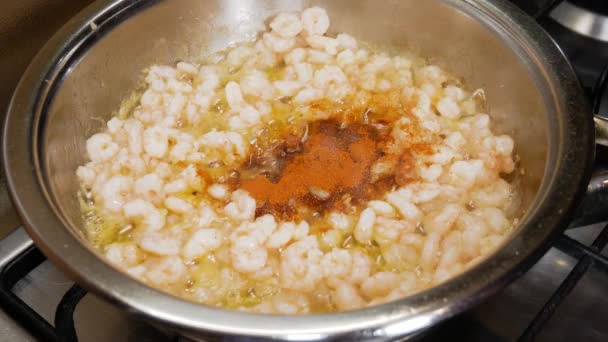 Rengarenk Buharlı Sebzelerin Tavada Kızarmasını Karıştırılmasını Yakından Izleyin Yemek Pişirme — Stok video
