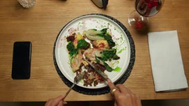 Sağlıklı vejetaryen Akdeniz yemekleriyle kaplı bir masa resmi. İnsanlar yemek masasında tabak ve bardaklarını dolduruyor. Düşük açılı 4K görüntü.