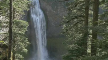 Moraine Gölü yaz aylarından sonbahar sabahlarına kadar güzel bir manzara. Işıltılı turkuaz mavi su, karla kaplı On Tepe Vadisi. Banff Ulusal Parkı, Kanada Kayalıkları, Alberta, Kanada