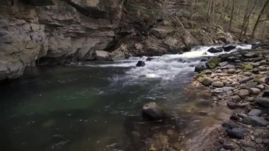 Havadan, düzenlenmiş buğday tarlalarının üzerinde yükselen altın gün batımı ışığında yıkanan.