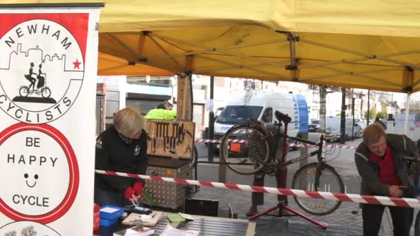Newham自行车课程帮助你在伦敦Newham森林门的Woodgrange市场免费修理自行车 — 图库视频影像