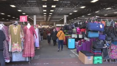 Queen 's, Londra' nın etnik açıdan en farklı sokak pazarlarından biri. 