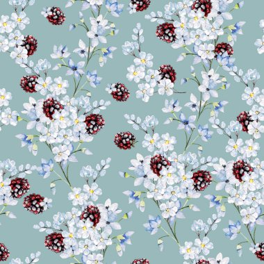 Mavi çiçekler ve böğürtlenlerle suluboya şeffaf çiçek deseni. Görüntü