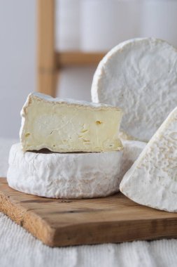 Camamber peynirinin farklı geometrik formları. Çok biçimli peynirli krem peynir kompozisyonu. Seçici odak