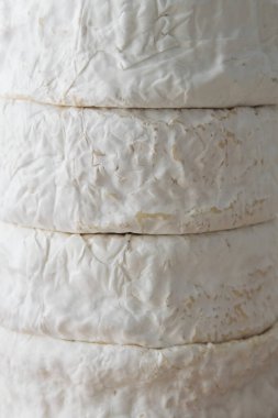 Yuvarlak tekerlek yığını brie ya da camambert peyniri, seçici odaklanma, yakın çekim, doku
