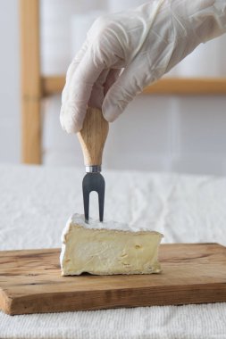 Tahta üzerinde bir parça brie peyniri. Seçici odak