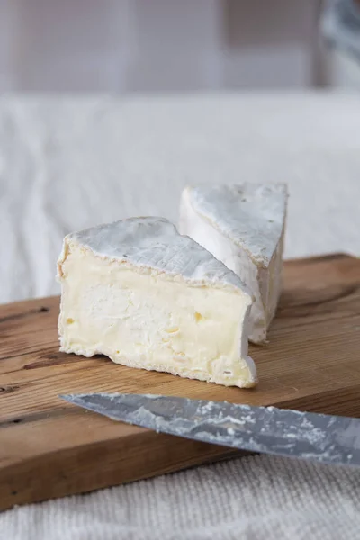 木製の板の上にキャンバーブリーチーズのピース 選択的焦点 — ストック写真