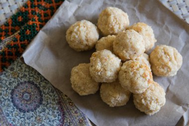 Geleneksel Hint tatlı rava laddu hindistan cevizi tatlı topları gtey kağıdında, seçici odak.