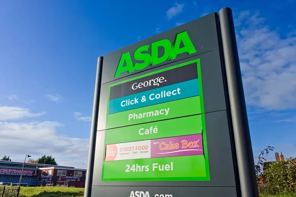 Naar Boven Kijkend Naar Het Reclamebord Voor Asda Superwinkel Met — Stockfoto