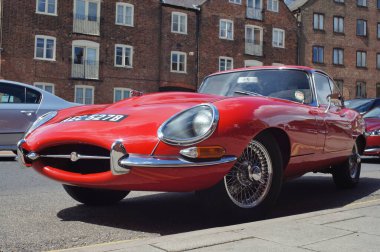 Klasik bir E-Type Jaguar arabası caddeye park edilmiş. Boston Lincs. İngiltere. 