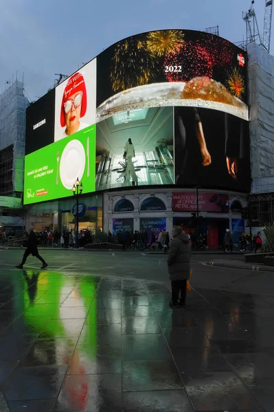 Мужчина Стоящий Мокрой Тротуаре Подсвеченной Рекламной Накладкой Пиккадилли Центральный Лондон — стоковое фото