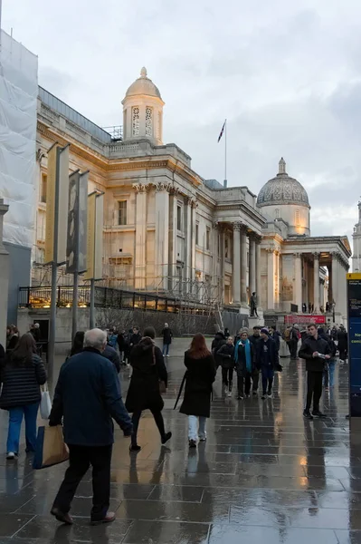 Люди Проходят Мимо Освещенной Национальной Галереи Трафальгарской Площади Закате Лондон — стоковое фото