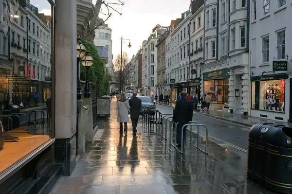 Люди Идущие Мокрой Тротуаре Бонд Стрит Центре Лондона — стоковое фото