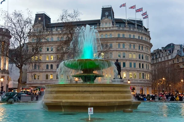 Une Fontaine Eau Illuminée Trafalgar Square Dans Centre Londres Royaume — Photo
