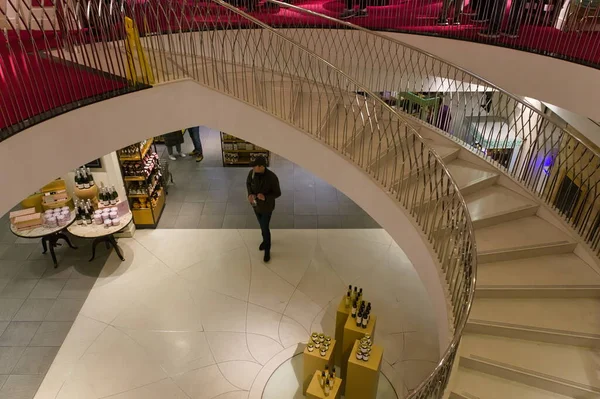 Интерьер Универмага Спиральной Лестницей — стоковое фото