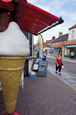 Kuzeydoğu İngiltere 'de Sheringham' da ana caddede bir dondurma külahı olan bir dükkan.